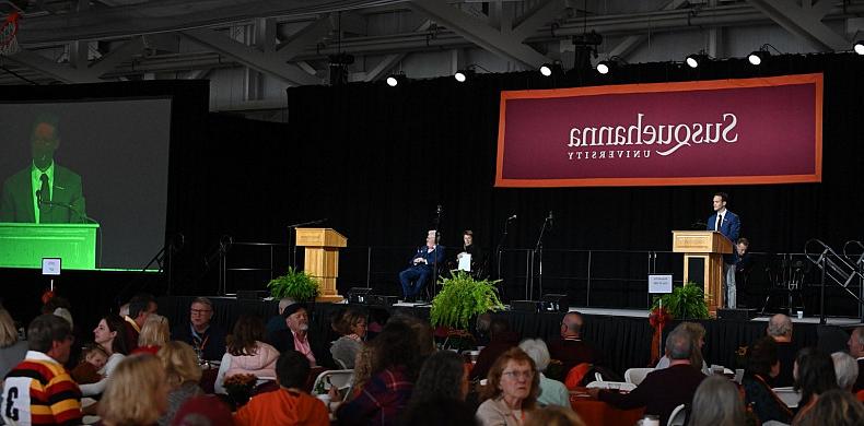 Alumni sit at tables during Homecoming-Reunion Weekend